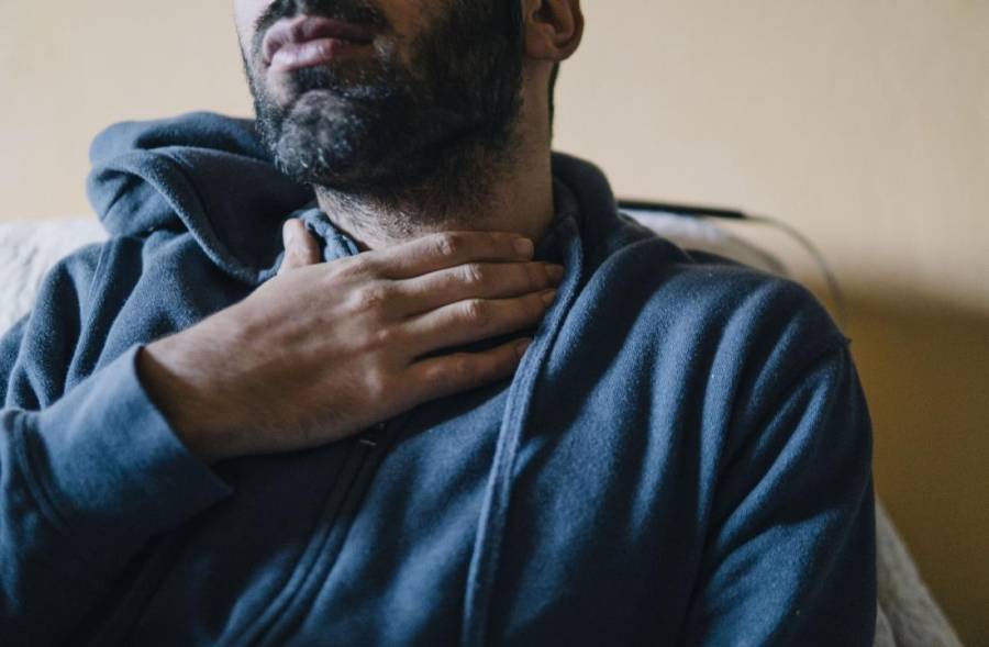 أعراض عند تناول الطعام قد تنذر بالإصابة بسرطان المريء