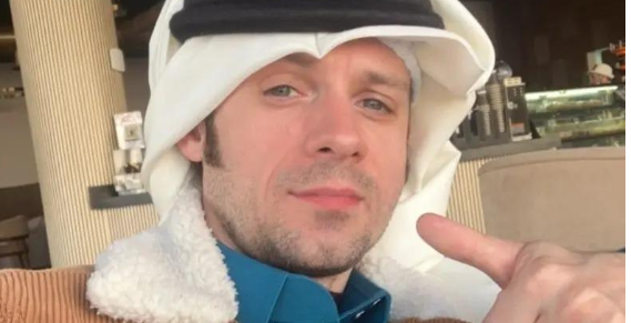 حكاية معلم فرنسي في السعودية.. يرتدي العباءة والشماغ