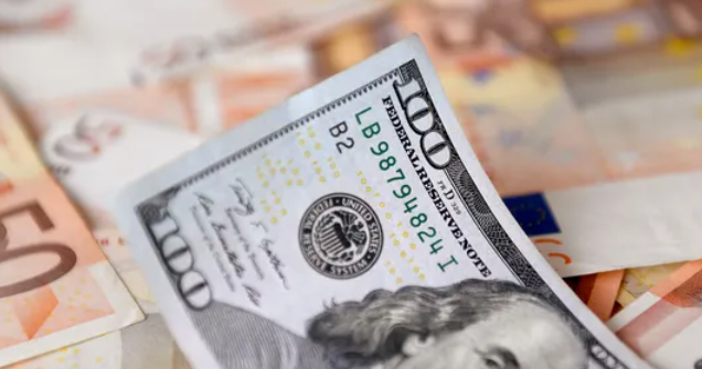 لهذه الأسباب.. الدولار يقترب من أدنى مستوياته في 8 أشهر