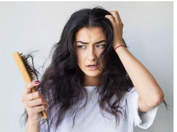إلى متى يستمر تساقط الشعر بعد الولادة؟