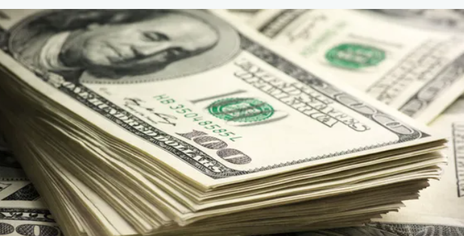 الدولار يتراجع بعد اعتراف الاحتياطي الفيدرالي بتباطؤ التضخم