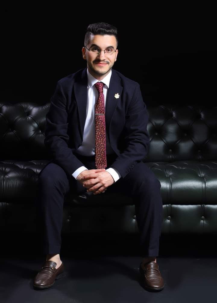 عضيبات و ابو عيادة يُهنئان انس  زيادنة بمناقشة مشروع التخرج