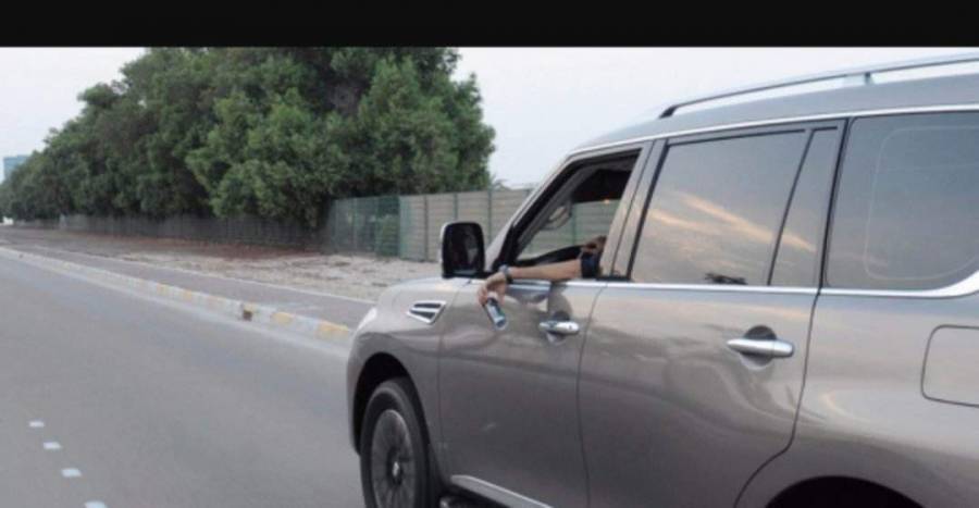 الامارات : 1000 درهم عقوبة رمي عقب سيجارة من مركبة على الطريق