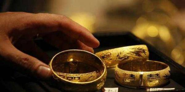 انخفاض أسعار الذهب في السوق المحلي 90 قرشا