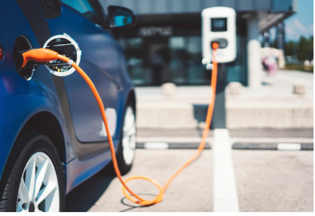 منتدون: السوق المحلّيّة تتّجه نحو السيّارات الكهربائيّة