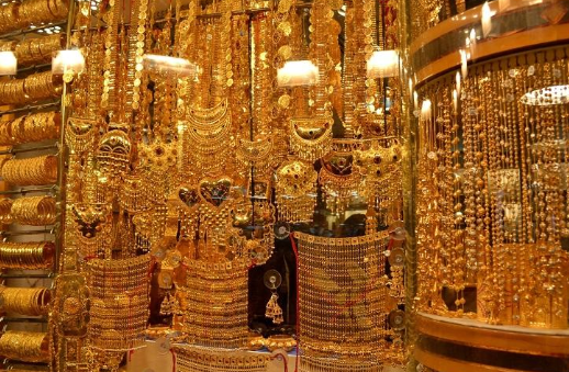 ما أسباب الانخفاض القياسي لأسعار الذهب بالأردن؟