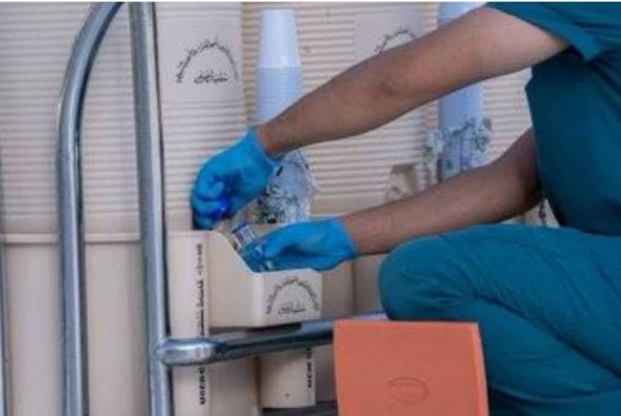 السعودية ..فحص (150) عينة يومياً للتأكد من جودة ماء زمزم في نقاط التوزيع بالمسجد الحرام