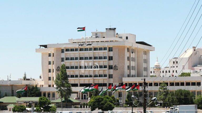 اجتماع مغلق بين النواب والحكومة اليوم