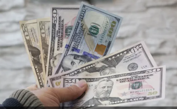 العملة الخضراء تتراجع بعد تصريحات رئيس الفيدرالي عن التضخم