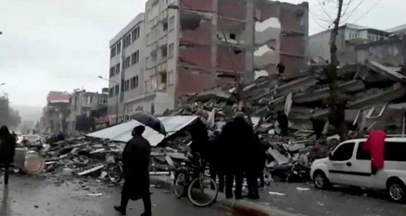 إعادة فتح كافة الطرق الرئيسية في تركيا