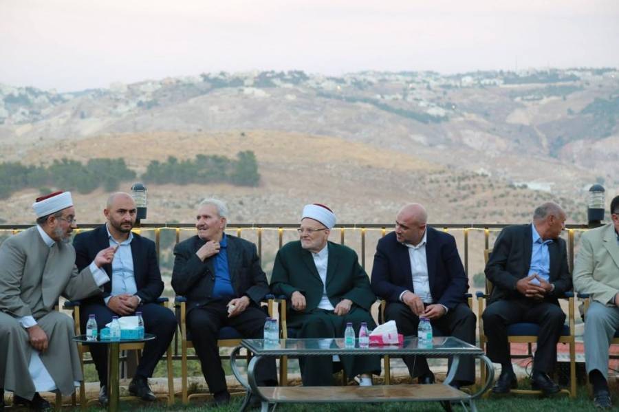 الدكتور بسام الساكت يرحب بالشيخ عكرمة صبري أمام المسجد الأقصى في منزل المرحوم الدكتور عبد اللطيف عربيات