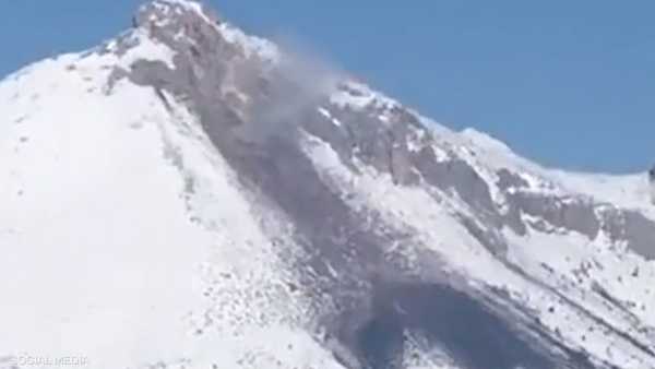 ظاهرة غريبة يشهدها جبل في بؤرة الزلزال المدمر