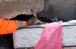 بأعجوبة.. هكذا تم إنقاذ آسيا من تحت الأنقاض
