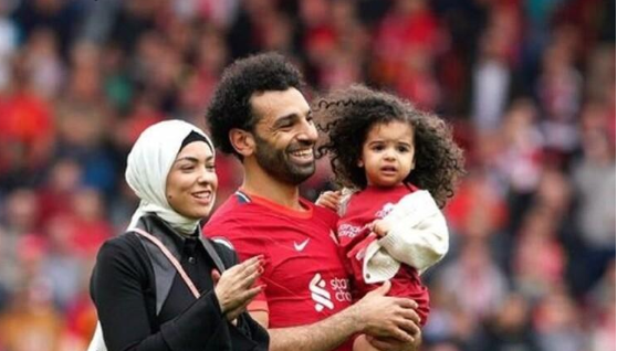 صورة لزوجة صلاح مع ممثل شهير تثير الجدل في مصر