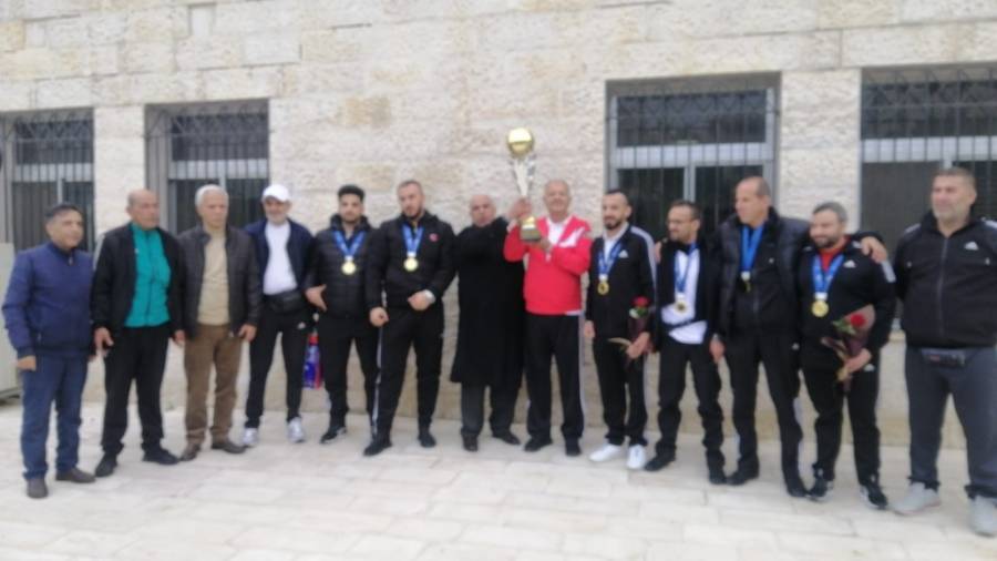 أسرة اللجنة البارالمبية تستقبل منتخب كرة الهدف بالورود