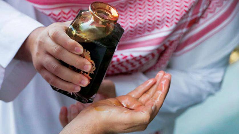 رئاسة الحرمين تستقبل المصلين بالبخور ودهن العود