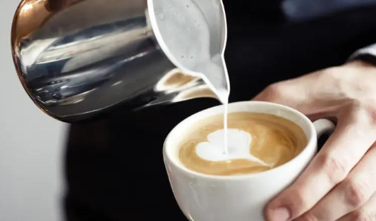 فوائد إضافة الحليب للقهوة