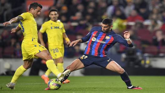 برشلونة المتصدر يفوز بسهولة على قادش 20
