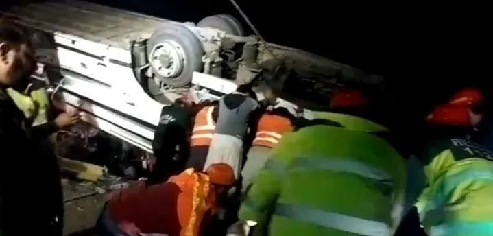 فيديو لحادث سير رهيب بباكستان.. قتلى وإصابات بالعشرات