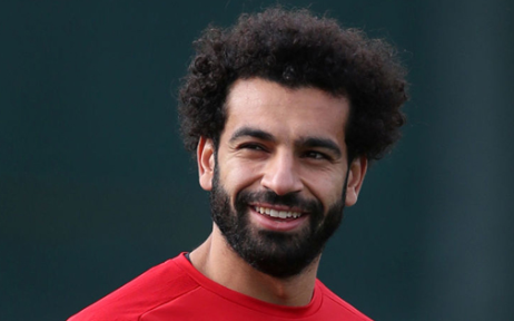محمد صلاح يحدث تفاعلًا بصورة له مع ابنته الصغيرة