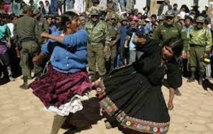 غدآ عيد ضرب الجيران: تعرفوا على أكثر الأعياد غرابة في بوليفيا