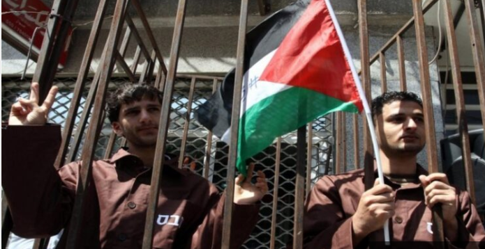 الأسرى الفلسطينيون يواصلون العصيان بمواجهة إدارة سجون الاحتلال