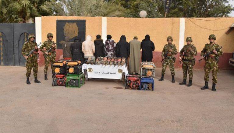 الجيش الجزائري يصطاد عناصر دعم الإرهابيين.. توقيف ثمانية