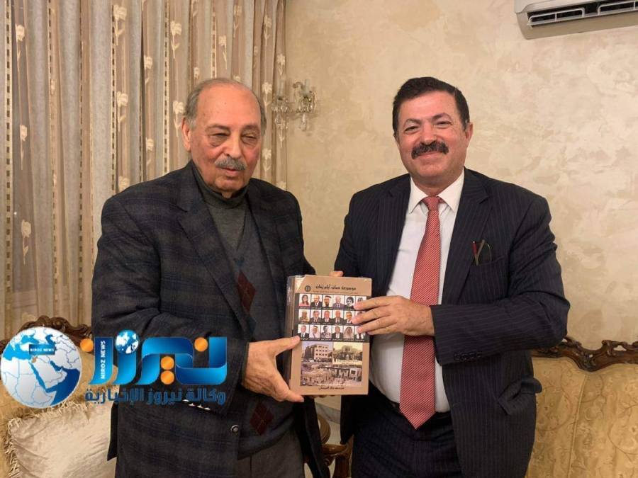 عمر العرموطي يقدم موسوعة عمان ايام زمان لوزير الإعلام الأسبق نصوح المجالي