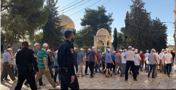عشرات المستوطنين المتطرفين يقتحمون المسجد الأقصى