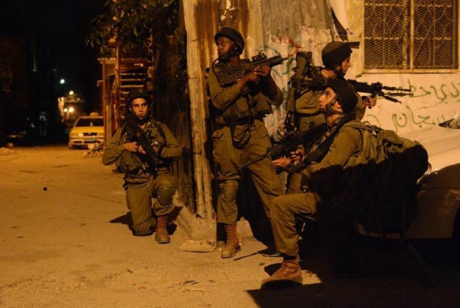 الاحتلال يقتحم منازل فلسطينيين في مخيم عقبة جبر ويغلق طرقا فرعية