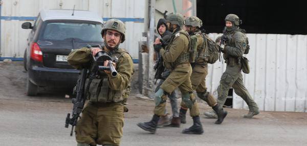 الاحتلال يعتقل 13 فلسطينيا بالضفة والقدس