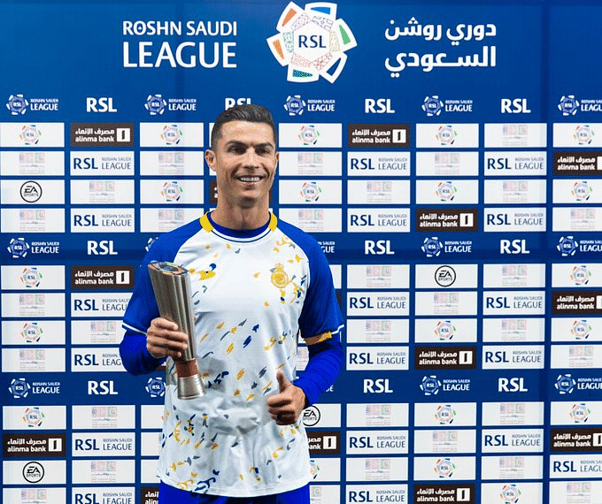 رونالدو يحتفل بجائزة أفضل لاعب بدوري روشن ..ساهم في عشرة أهداف للنصر