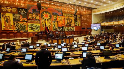 الجمعية الوطنية في الإكوادور توافق على تقرير يدعو لبدء إجراءات عزل رئيس البلاد