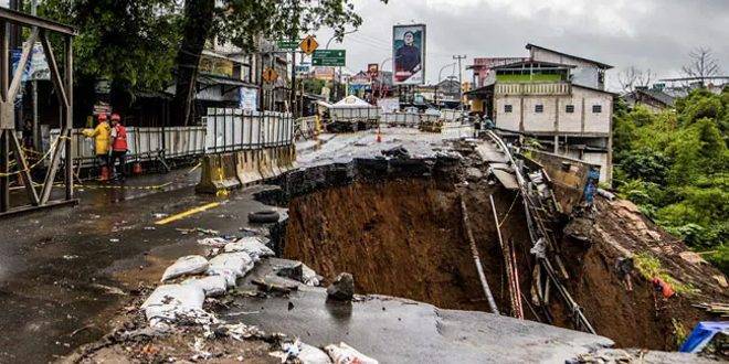 مصرع 11 شخصاً جراء انزلاق تربة في إندونيسيا