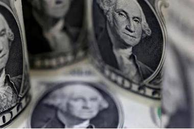 الدولار يكتسح عملات العالم