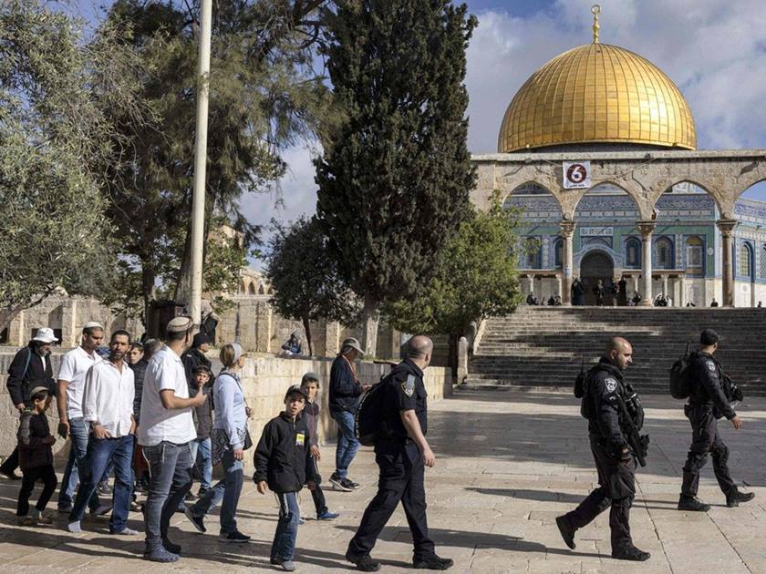 عشرات المستوطنين المتطرفين يقتحمون باحات الأقصى