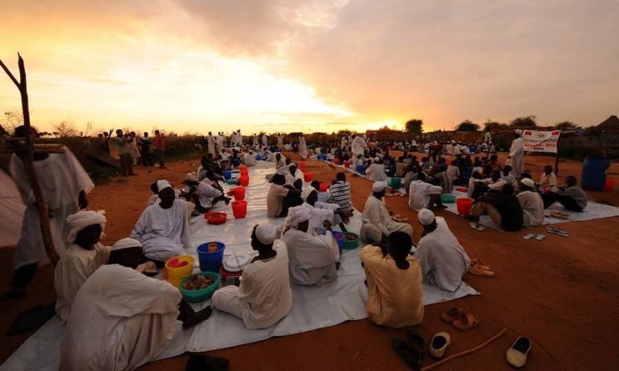 قطع الطريق على المسافرين.. أغرب عادات رمضان بالسودان