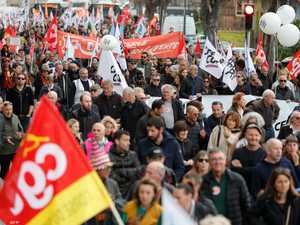 توتر كبير.. احتجاجات مستمرة في فرنسا ضد رفع سن التقاعد