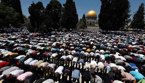 70 ألفًا يؤدون صلاة الجمـعة في الأقصى
