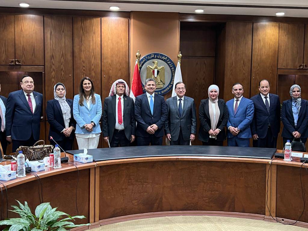 وفد نيابي يلتقي وزير البترول المصري ...صور