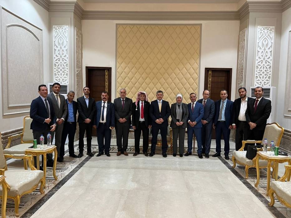وفد نيابي يلتقي وزير النقل المصري ...صور