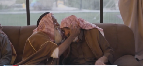 مواطن سعودي  يقيم حفل وداع لمكفوله الأفغاني بعد خدمة 45 عامًا