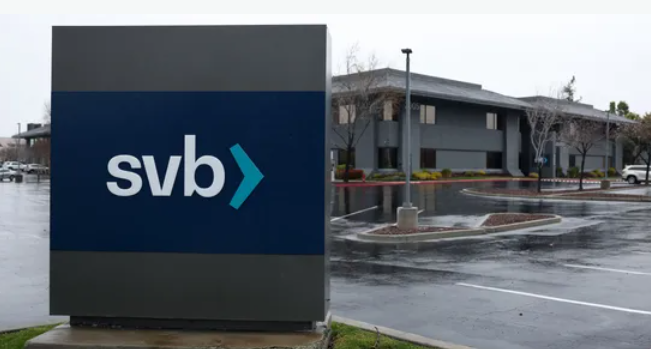 بنوك أميركية تطالب الحكومة بحماية كل ودائعها لتفادي عدوى SVB