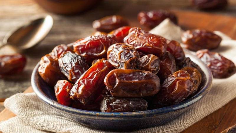 السعودية ..“الغذاء والدواء” تقدم نصائحها لتنظيف وحفظ التمر