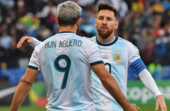 أغويرو يكشف: ميسي سيعود إلى برشلونة بنسبة 50