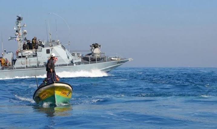 زوارق الاحتلال تُهاجم الصيادين في بحر شمال غرب غزة