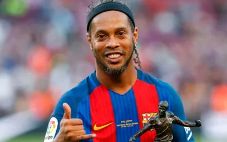 صدق أو لا تصدق.. رونالدينيو يلعب مقابل 70 يورو للمباراة