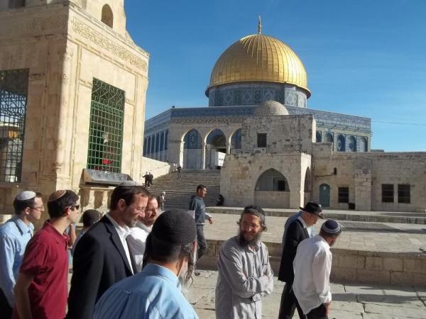 عشرات المستوطنين يقتحمون باحات الأقصى