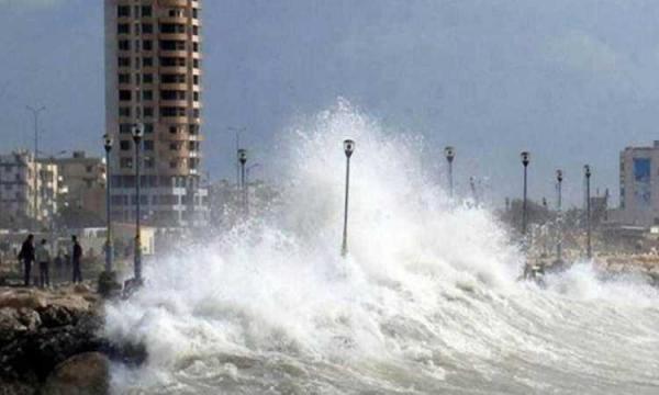 عاصفة تغلق موانئ سوريا وتحذيرات في لبنان