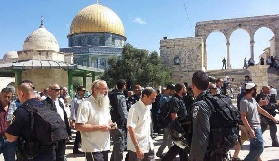 عشرات المستوطنين يقتحمون المسجد الأقصى بحراسة شرطة الاحتلال